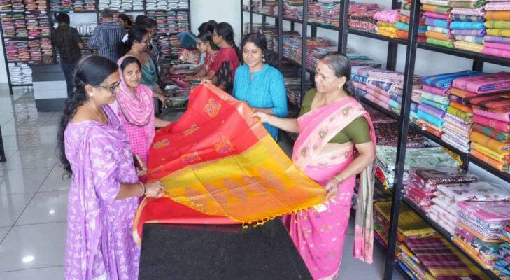 എനിക്കും വേണം ഖാദി മേള; വൈവിധ്യത്തിന്റെയും വിലക്കുറവിന്റെയും വിപണിയൊരുക്കി ഖാദിബോര്‍ഡ്