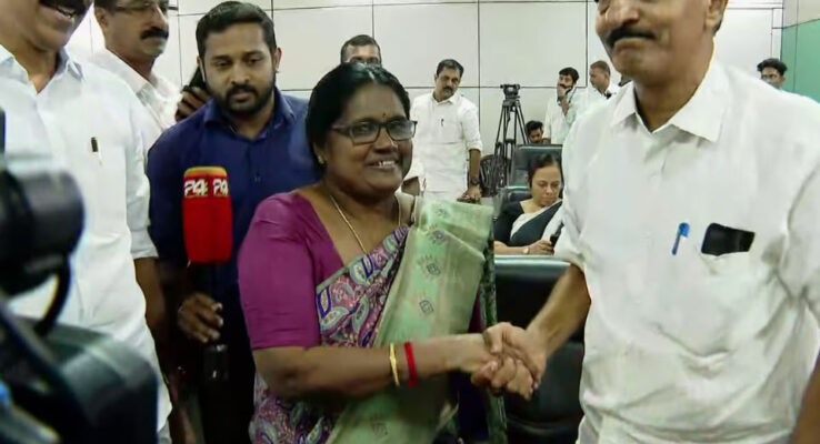 കൂത്താട്ടുകുളം നഗരസഭ  ഭരണം യുഡിഎഫ് നേടി, സിപിഎം വിമത കല രാജു വിജയിച്ചു